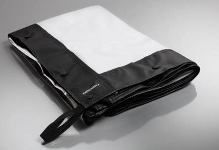 Zusammengefaltete schwarze und weiße Plane auf einem grauen Hintergrund, womöglich für Transport oder Lagerung geeignet.