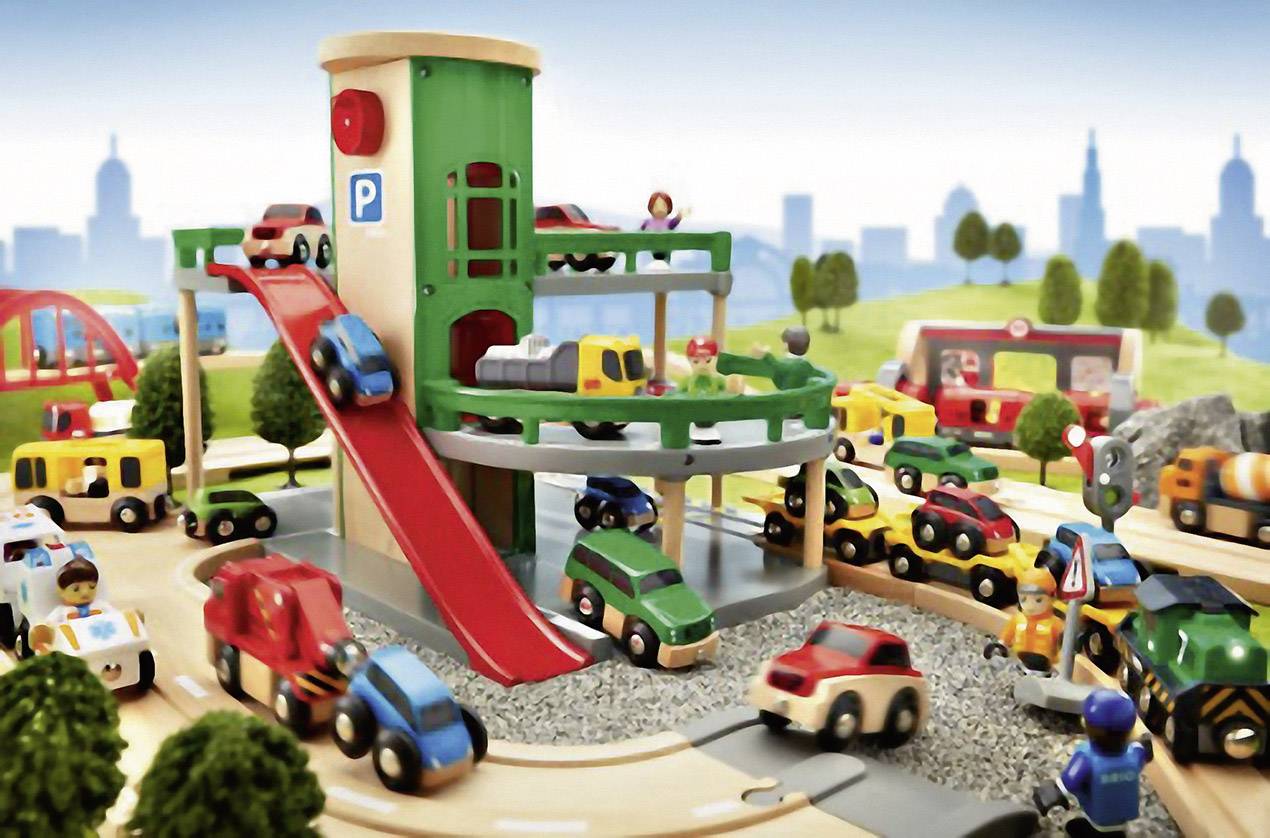 BRIO Parkhaus, Straßen und Schienen