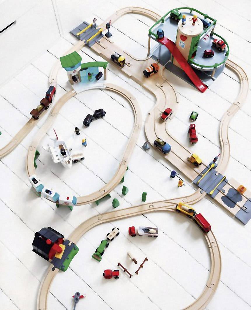 BRIO Parkhaus, Straßen und Schienen