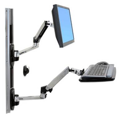 Ein verstellbarer Monitorhalter mit Tastaturablage, an der Wand montiert. Der Monitor und die Tastatur können flexibel positioniert werden.