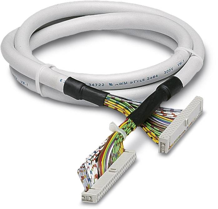 Ein graues Kabel mit zwei Steckverbindern an den Enden, zeigt viele farbige Drähte sichtbar im Anschlussbereich.