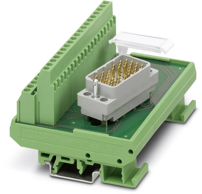 Grüne elektrische Leiterplatine mit erhöhtem Steckverbinder und goldenen Pins, bereit zur Verkabelung in Industriesteuerungen.
