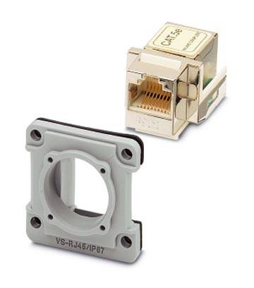 Ein RJ45-Stecker aus Metall und eine graue Halterung. Der Stecker ist mit 'CAT.5E' beschriftet, geeignet für industrielle Netzwerkanwendungen.