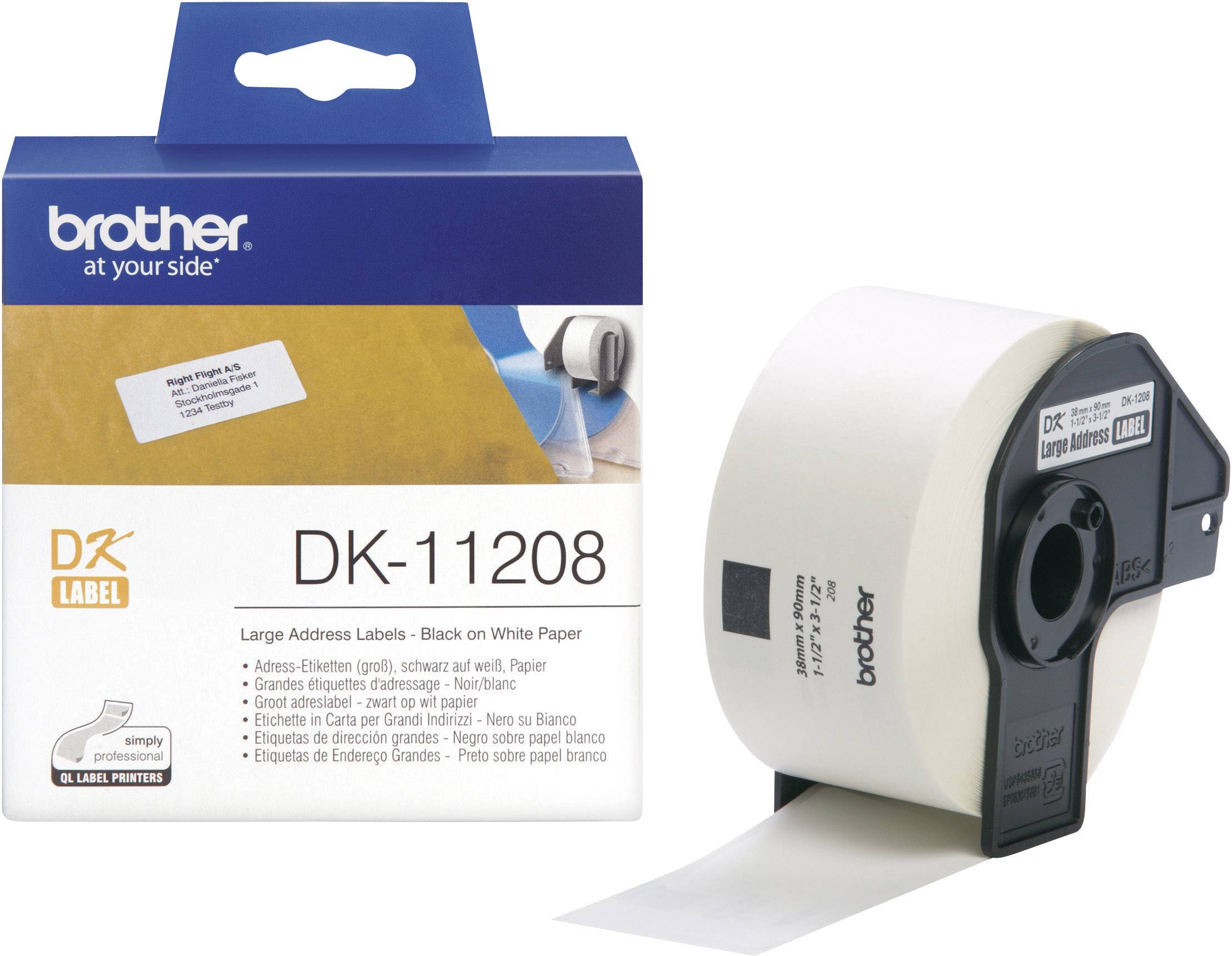 Etikettenrolle von Brother, Modell DK-11208, für große Adressetiketten, schwarz auf weißem Papier, neben der dazugehörigen Verpackung.
