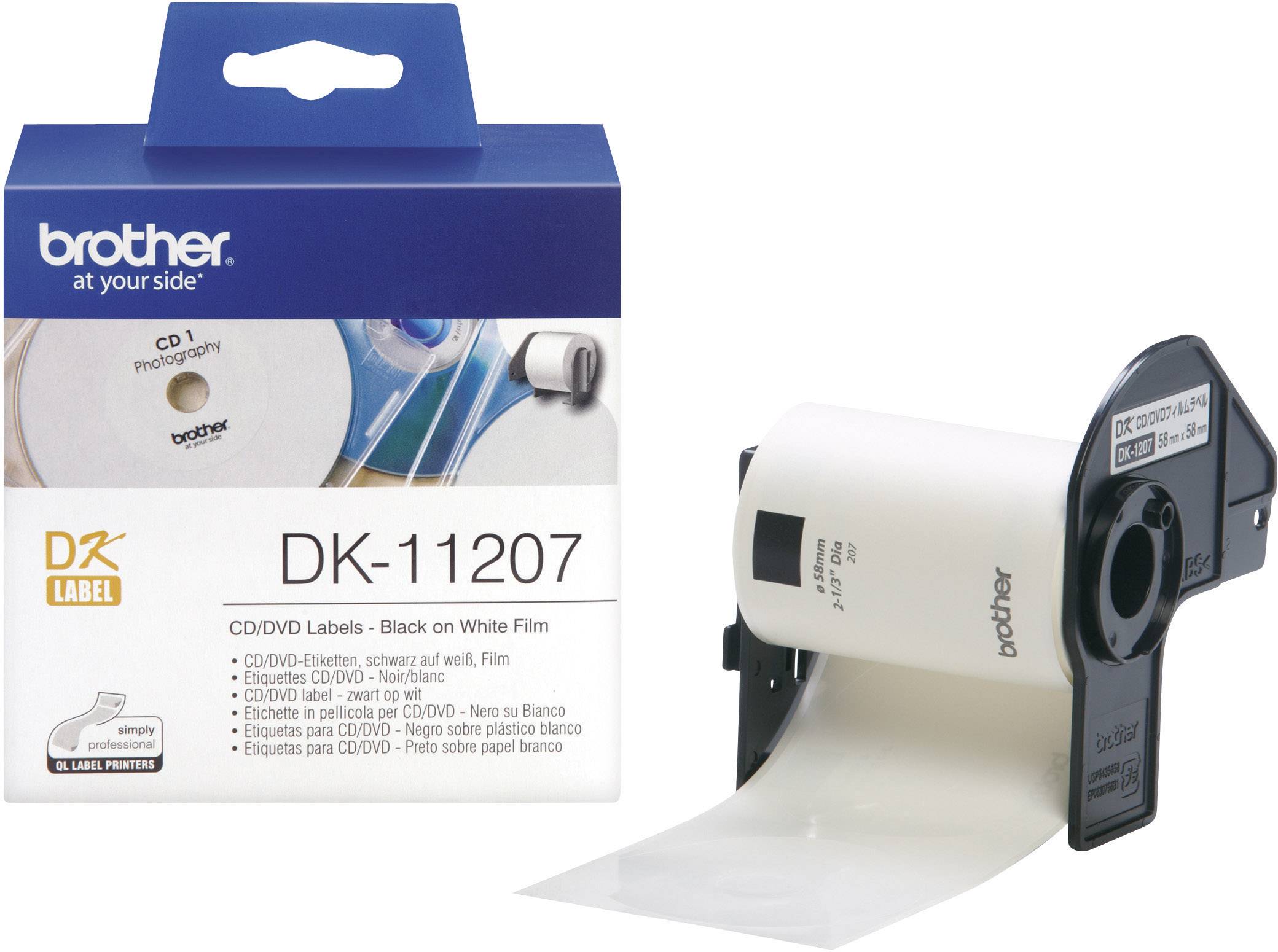 Verpackung und Rolle von Brother DK-11207 Etiketten für CDs/DVDs, schwarze Schrift auf weißer Folie, neben einem Dispenser.
