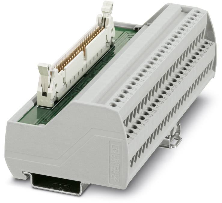 Ein graues elektrisches Verbindungsklemmensystem mit mehreren Anschlüssen für Drähte, montiert auf einer grünen Platine.