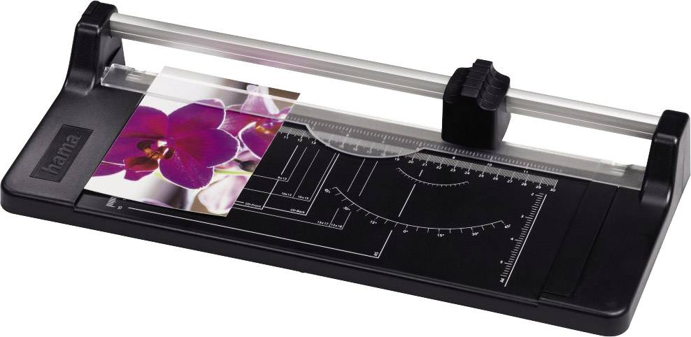 Papierschneidemaschine mit Foto eines violetten Orchideens, das zum Schneiden vorbereitet liegt. Maßlinien zur genauen Ausrichtung sichtbar.