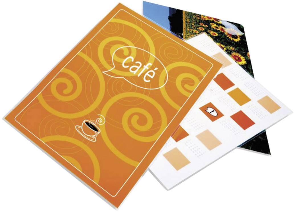 Drei Broschüren, die geöffnet liegen. Die Vorderste zeigt ein orangefarbenes, wirbelndes Design mit dem Wort 'Café' und einer Kaffeetasse.