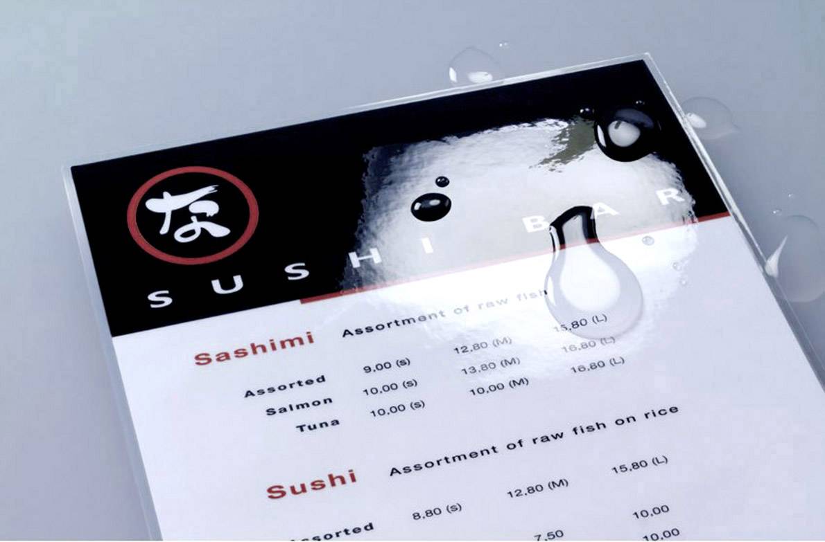 Speisekarte mit 'Sushi Bar'-Logo. Wassertropfen darauf. Liste von Sashimi und Sushi mit Preisen.