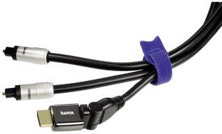Schwarzes HDMI-Kabel von 'hama' mit silbernen Steckern und einem blauen Kabelbinder, der die Kabel zusammenhält.