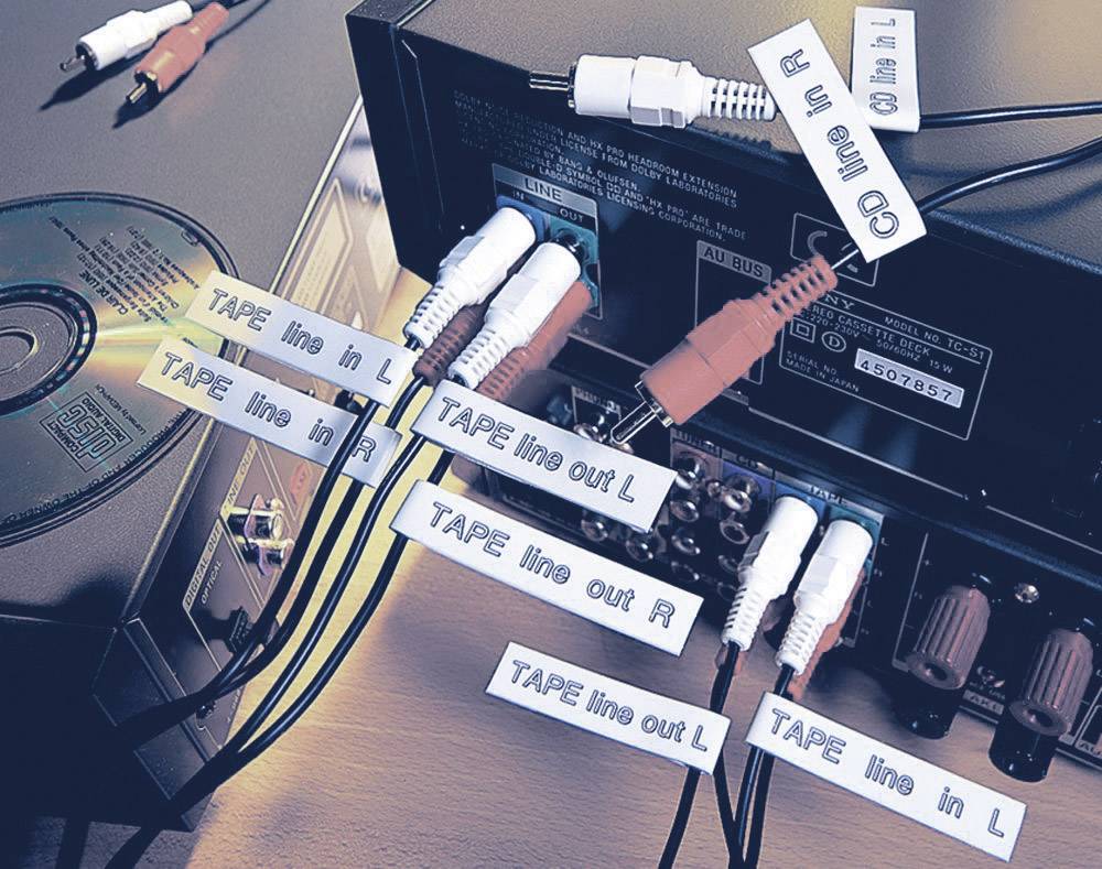 Mehrere Audiokabel sind in die Rückseite eines Verstärkers gesteckt, beschriftet als 'CD line in' und 'TAPE line in/out'. Ein CD-Player ist daneben platziert.