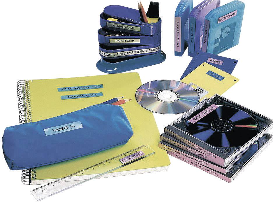 Bürobedarf auf einem Tisch: Ordner, Notizbücher, CDs in Hüllen, eine Federtasche mit Stiften und ein Lineal. Alles ist beschriftet.