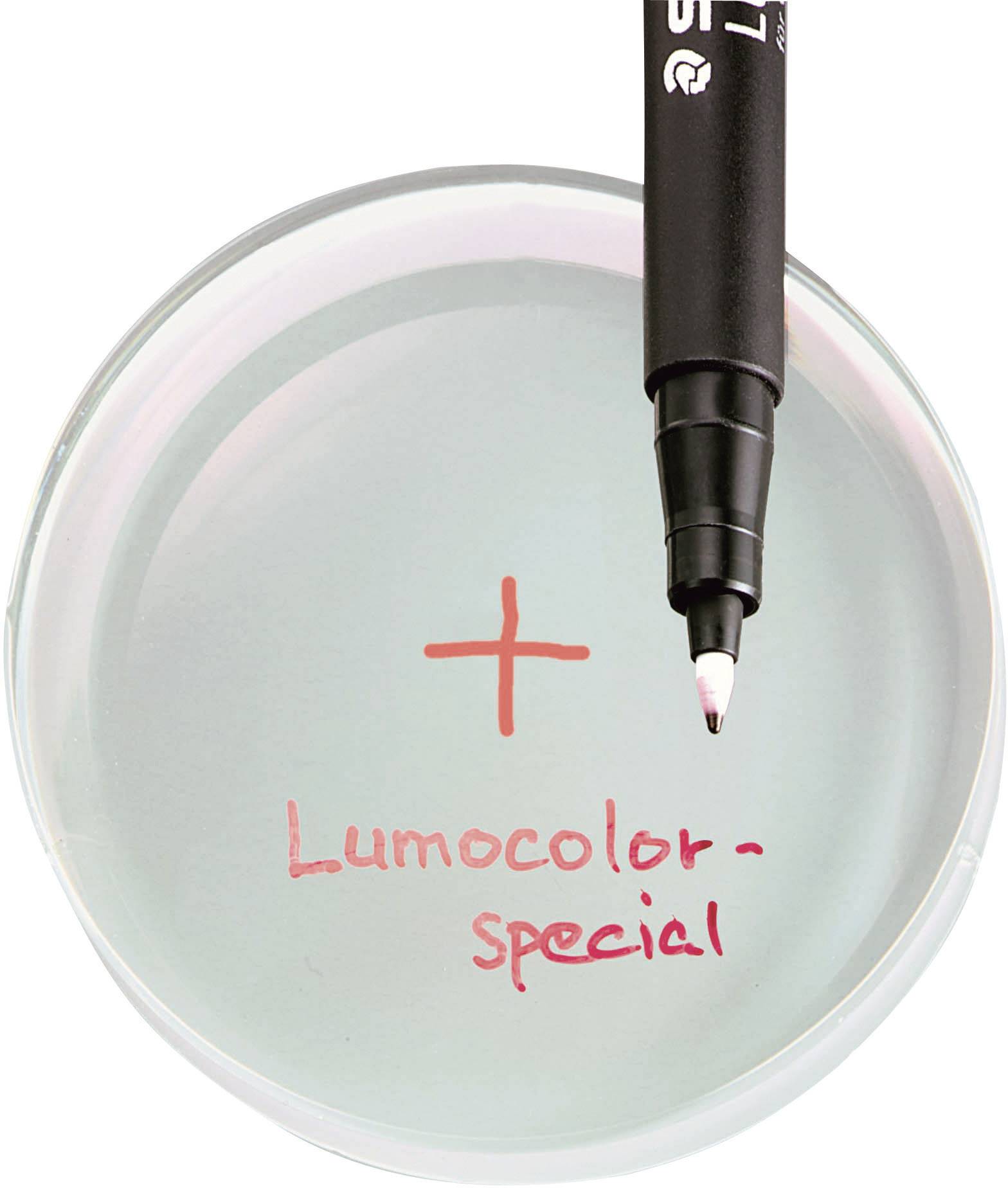 Ein schwarzer Stift von Staedtler schreibt 'Lumocolor-special' in roter Schrift auf eine transparente, runde Oberfläche.