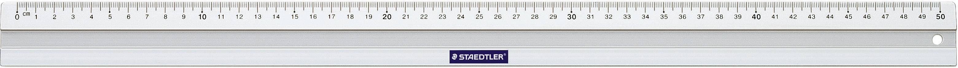 Ein flaches Lineal aus Kunststoff mit Zentimeter- und Millimeter-Markierungen. Oben sind die Messlinien und unten eine Marke sichtbar.