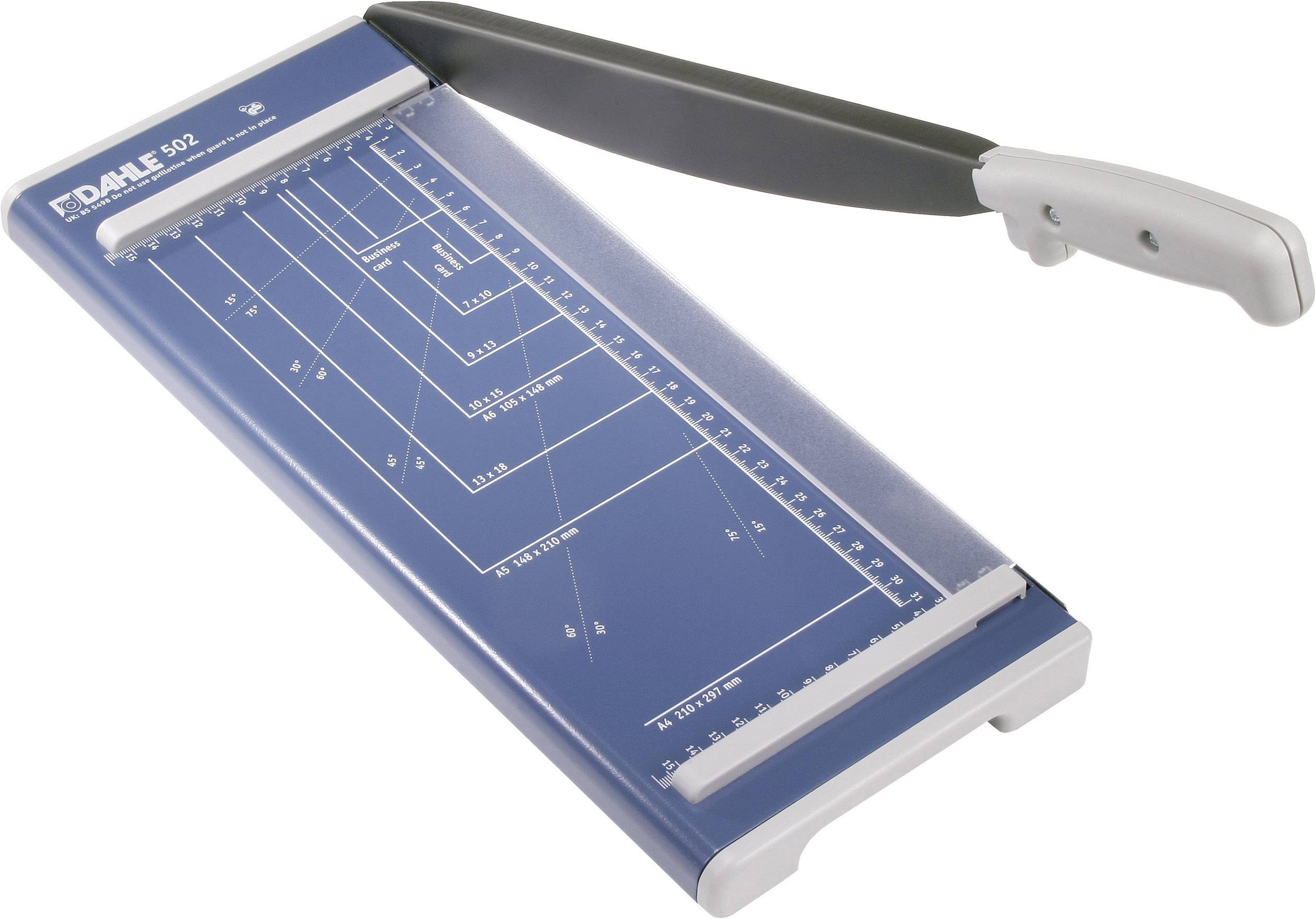 Papierschneider mit Linealen und Winkeln auf der Oberfläche, darauf liegt ein Messer entlang der Schneidkante.