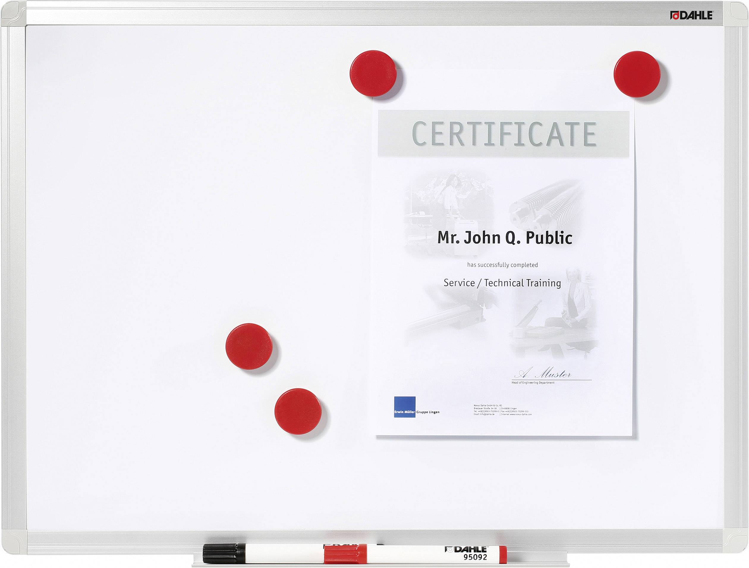 Ein Zertifikat mit 'Mr. John Q. Public' und 'Service/Technical Training' hängt an einem Whiteboard, fixiert mit roten Magneten.