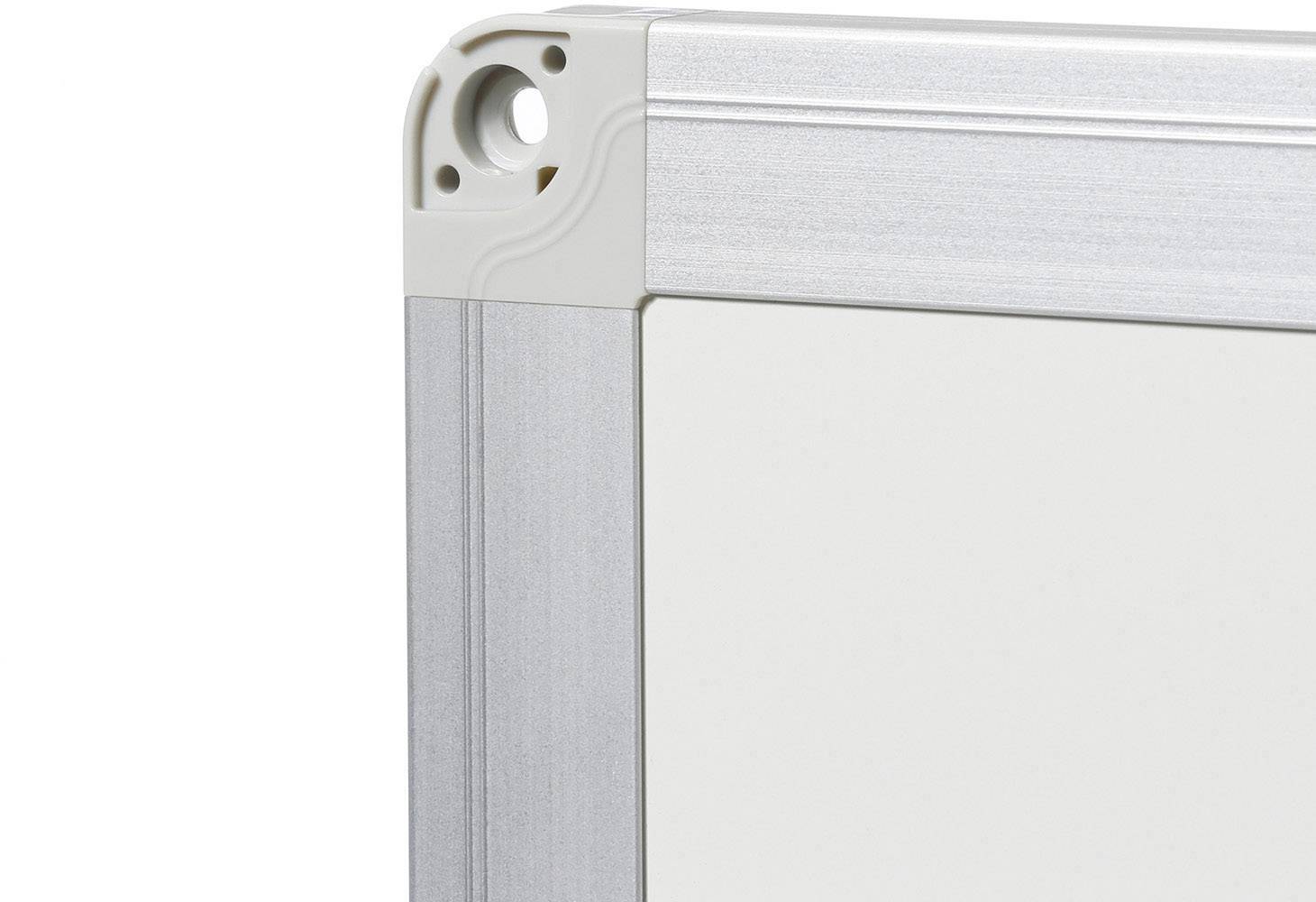 Ein Ausschnitt eines Whiteboards mit einem silbernen Rahmen an der oberen Ecke, zeigt Details des Designs und der Materialien.