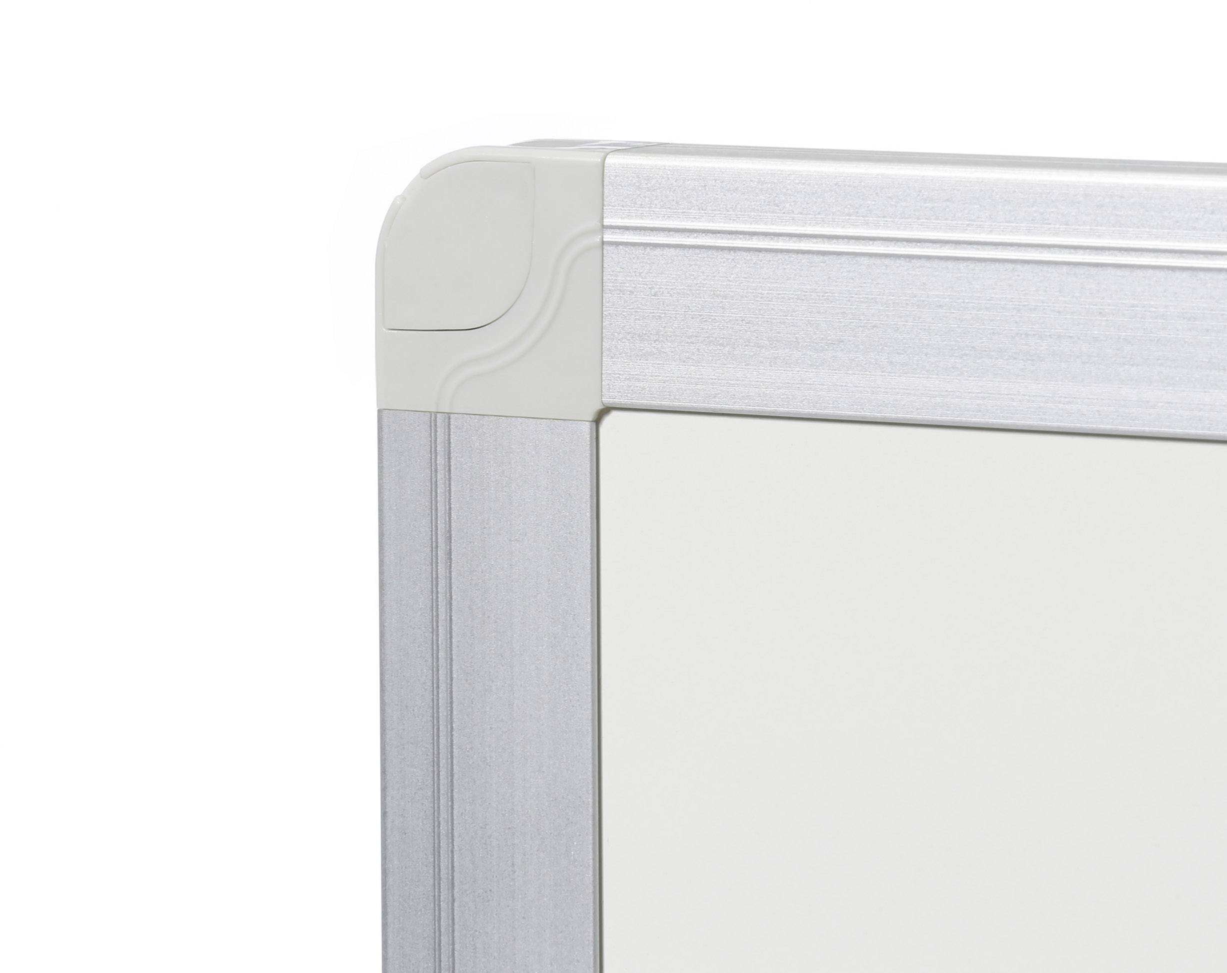 Ecke eines weißen Rahmens mit metallischer Umrandung, möglicherweise Teil eines Whiteboards oder einer Leinwand.