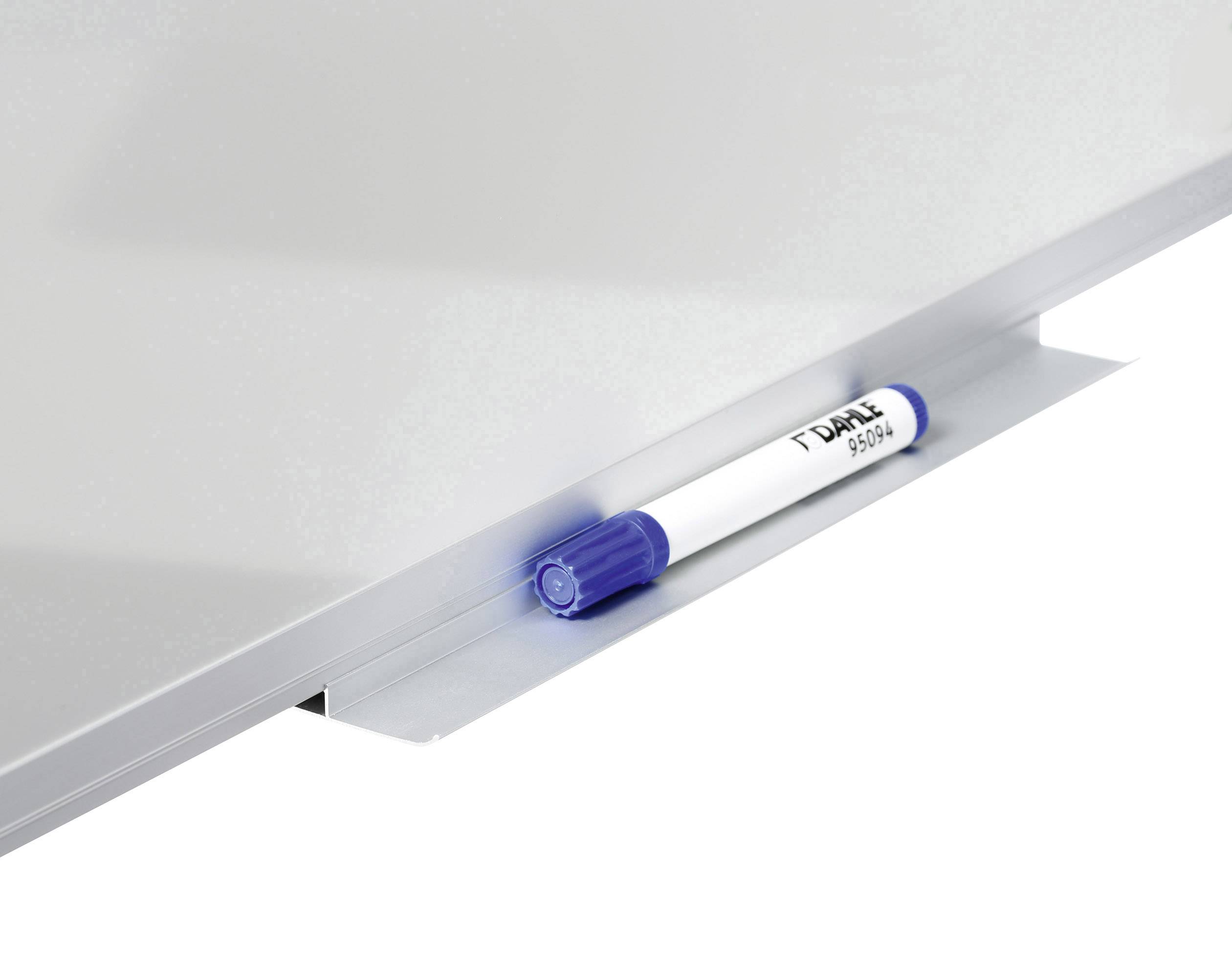 Ein blauer Stift liegt in einer Halterung am unteren Rand eines weißen Whiteboards.