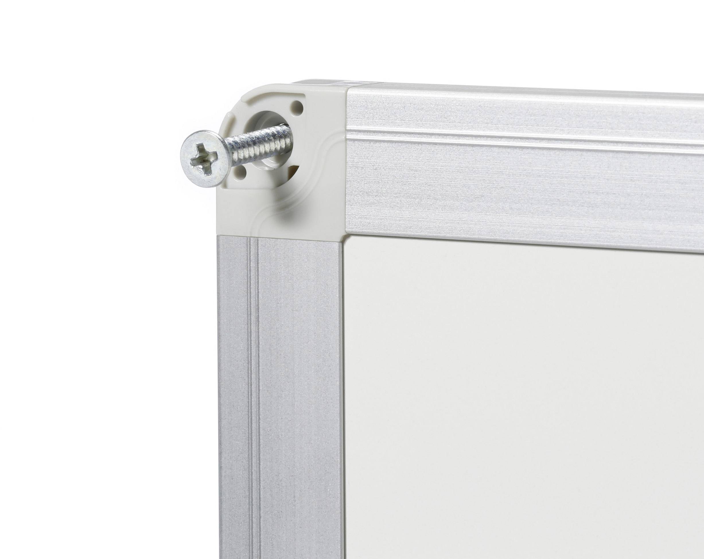 Aluminiumrahmen mit Schraube in der Ecke, Teil eines strukturellen Verbindungselements oder Stützsystems.