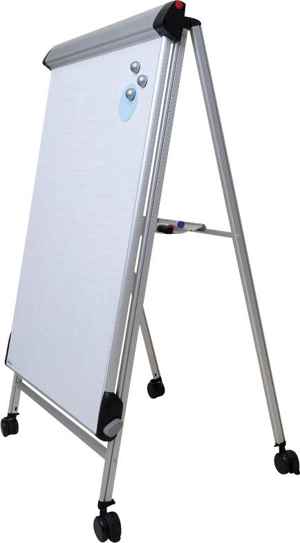 Ein weißes Flipchart auf einem Metallständer mit Rollen, zwei Magnete sind oben rechts angebracht. Es steht auf einem stabilen Rahmen.