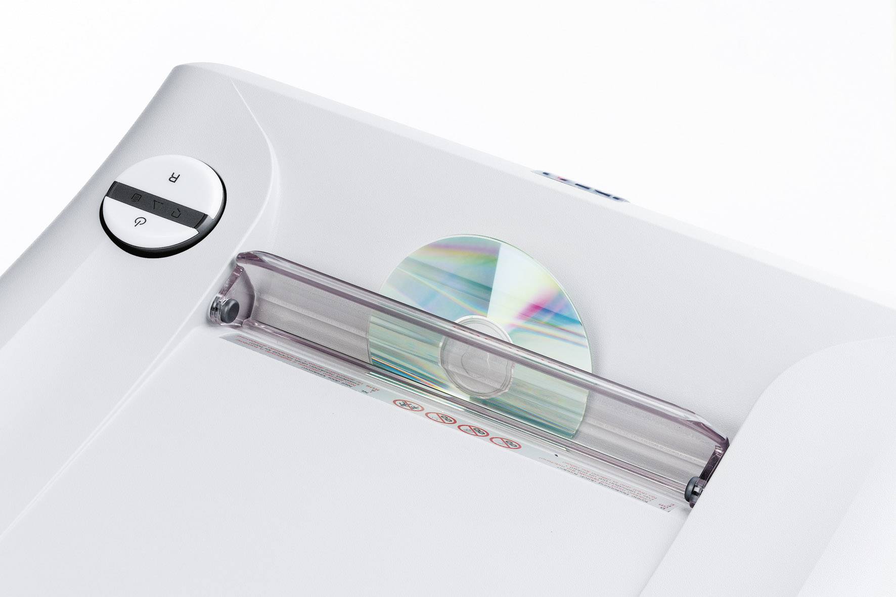 Eine CD wird in einem Aktenvernichter zerstört, sichtbar unter durchsichtiger Schutzabdeckung, mit Tasten für Vorwärts und Rückwärts.