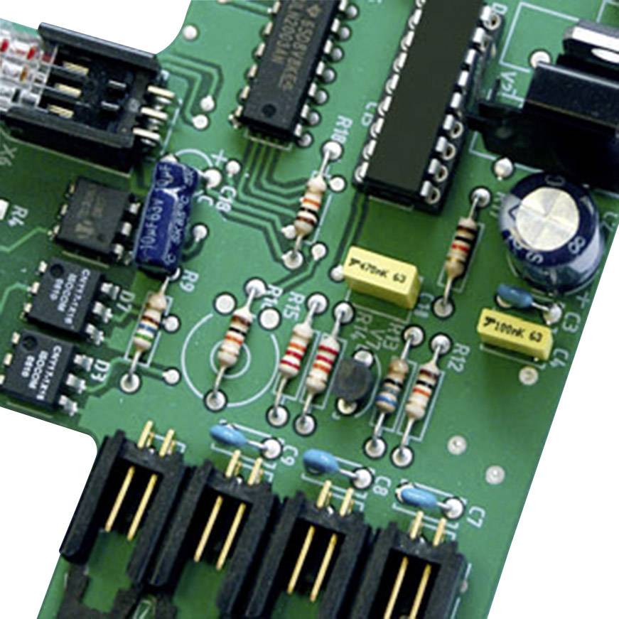 Elektronikplatine mit verschiedenen aufgelöteten Bauteilen wie Widerständen, Kondensatoren und Mikrochip, auf grünem PCB.