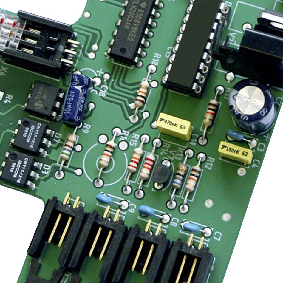 Eine grüne Leiterplatte mit verschiedenen elektronischen Bauteilen wie Widerständen, Kondensatoren und integrierten Schaltkreisen.
