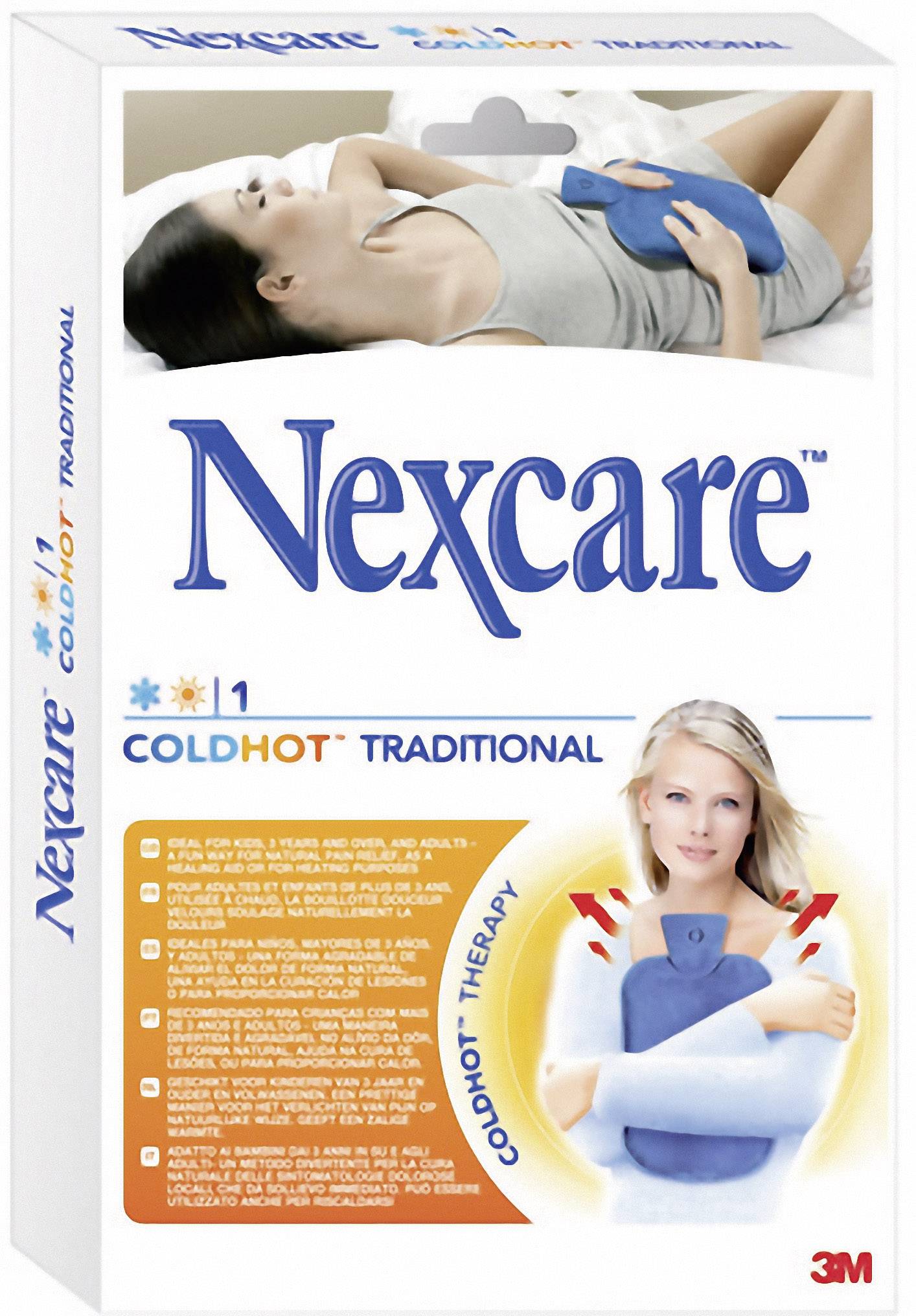 Eine Frau liegt entspannt im Bett mit einem blauen Gelkissen auf der Stirn. Auf der Verpackung steht 'Nexcare ColdHot Traditional'.