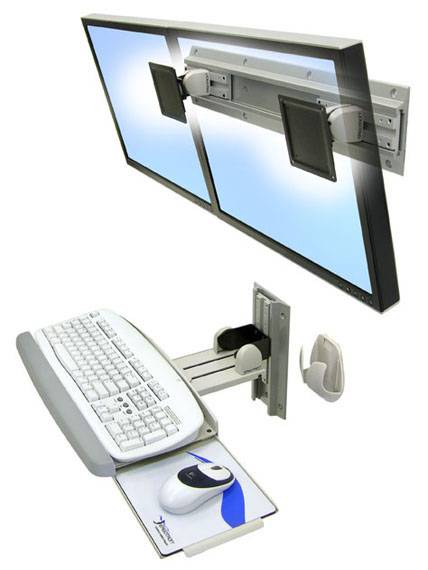 Flexible Dual-Monitorhalterung mit zwei Bildschirmen, schwenkbar und höhenverstellbar. Tastatur und Maus unter den Monitoren auf ausziehbarem Regal montiert.