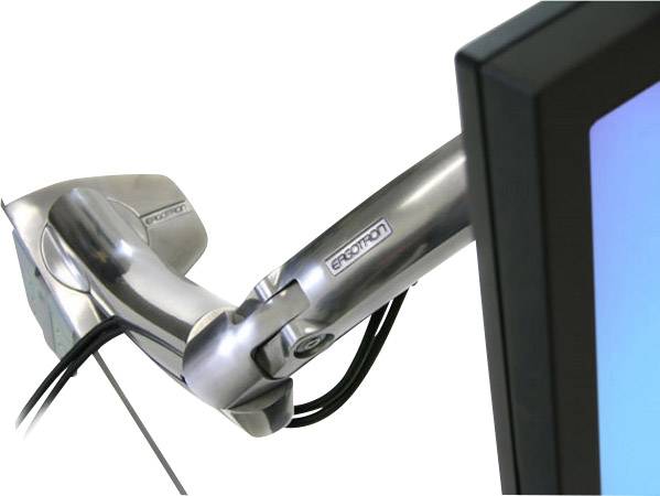 Ein Monitor ist an einem Schwenkarm befestigt. Der Arm ist aus Metall und ermöglicht flexible Anpassung der Bildschirmposition.