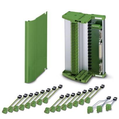 Grünes elektronisches Modul mit abnehmbarer Abdeckung, daneben befinden sich mehrere grüne Steckverbindungen und Kabel.