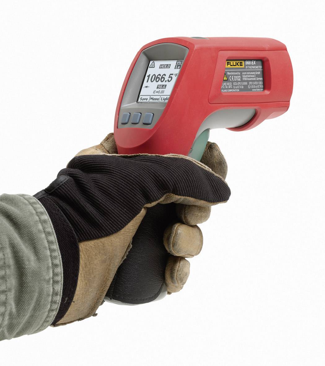 Eine Hand in einem Handschuh hält ein rotes Infrarot-Thermometer, das eine Temperatur von 1066,5 Grad anzeigt.