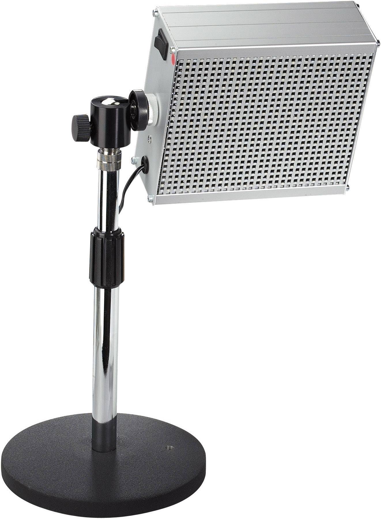 Stehende Leuchte mit quadratischem Kopf auf verstellbarem Ständer, geeignet zur Arbeitsplatz- oder Studioausleuchtung.