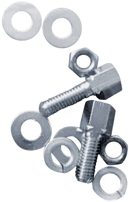 Eine Gruppe von Schrauben, Muttern und Unterlegscheiben aus Metall, ungeordnet auf weißem Hintergrund.