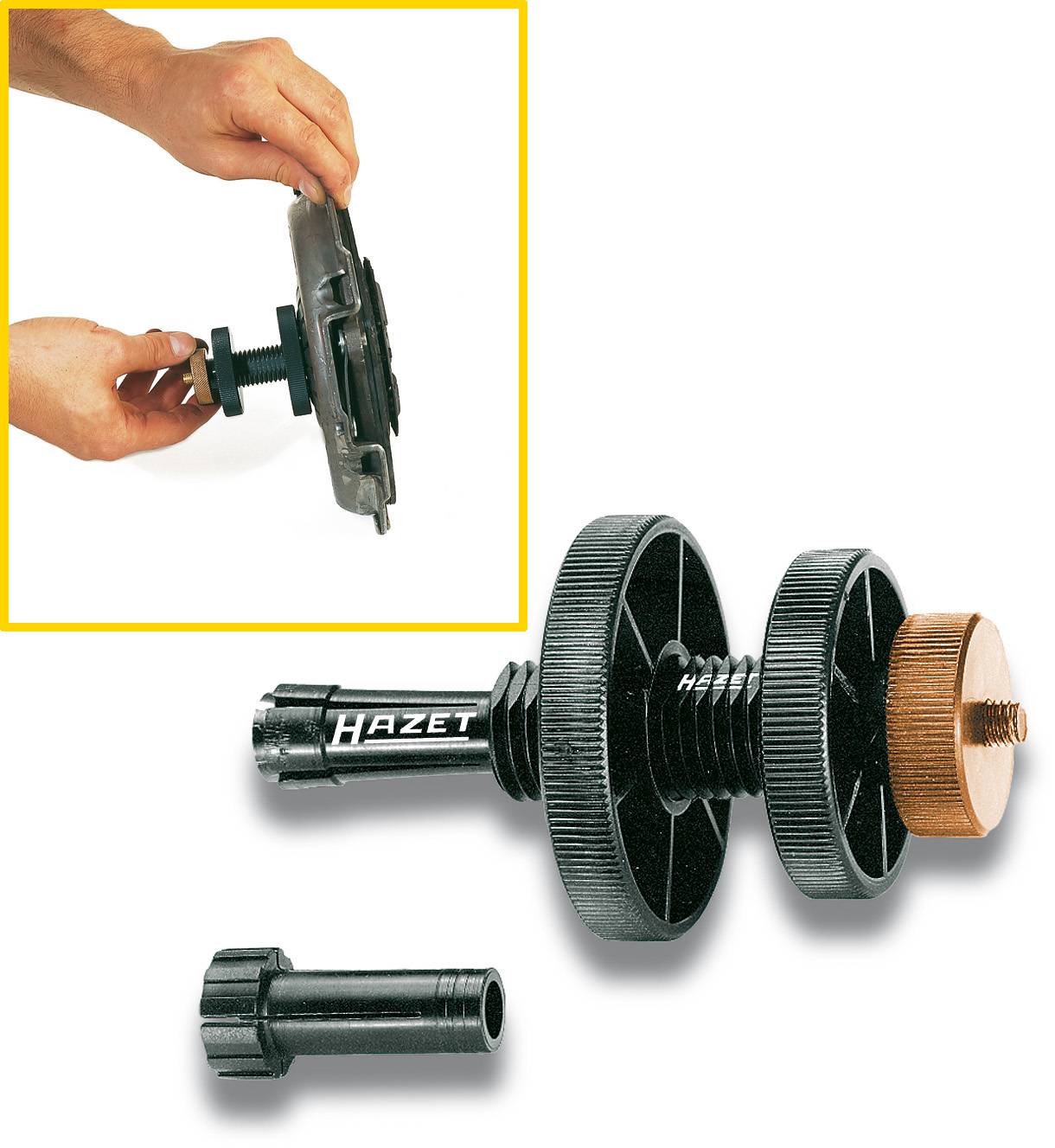 Werkzeug zur Kupplungsausrichtung mit Detailansicht der Anwendung: Person richtet die Kupplungsscheibe mit dem Tool aus.