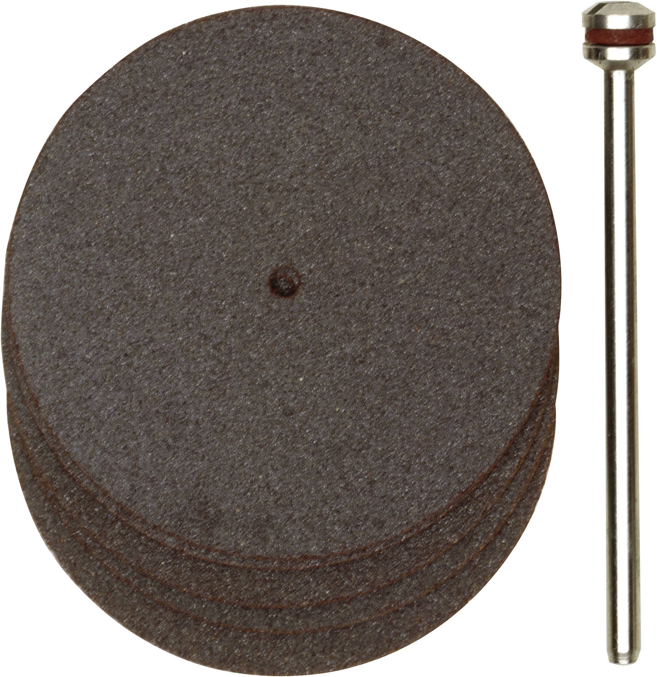 Ein Stapel von fünf runden Schleifscheiben neben einem Metallstift; Werkzeuge für handwerkliche oder technische Anwendungen.