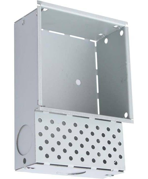 Metallgehäuse mit Löchern an der Unterseite, offenem oberen Fach und seitlichen Öffnungen, geeignet für elektrische Komponentenmontage.