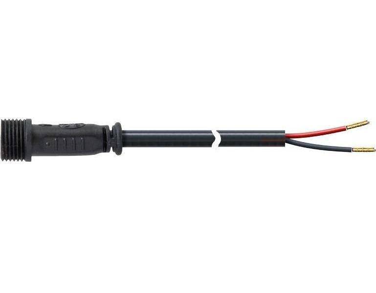 Ein schwarzer Elektrokabel-Stecker mit offenen Enden, die in rote und schwarze Drähte unterteilt sind, auf weißem Hintergrund.