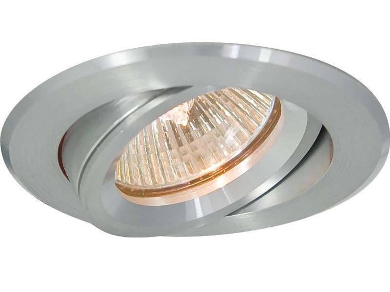 Einbauleuchte mit silbernem Rahmen und Halogenlampe, die leicht schräg eingesetzt ist. Ideal zur Deckenmontage für gezielte Beleuchtung.