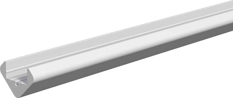 Ein länglicher Aluminiumprofilstrang mit einem dreieckigen Querschnitt und einer Vertiefung an einer Seite.