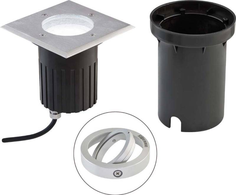 Bodeneinbauleuchte mit rundem Gehäuse und Kabel, daneben schwarzes Schutzrohr und ein abnehmbarer Metallring in Nahaufnahme.