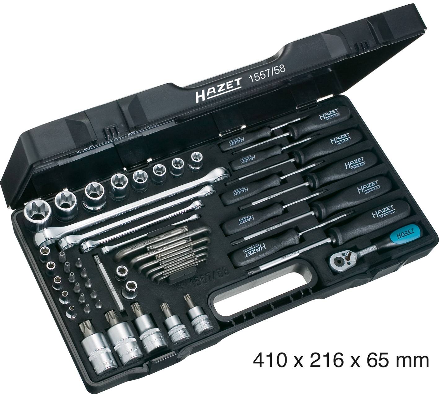 Satz von Handwerkzeugen in einer schwarzen Box, inklusive Schraubenschlüssel und Aufsätze. Aufschrift: HAZET 1557/158. Maße: 410 x 216 x 65 mm.
