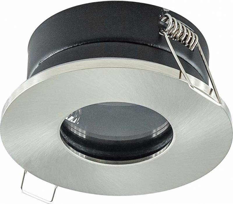 Runder, silberner Einbaustrahler mit schwenkbarem Innenring aus Metall, geeignet für Deckenmontage.