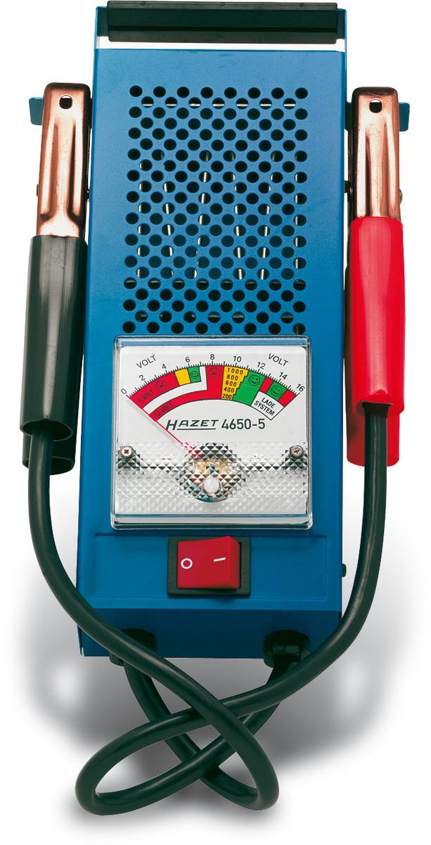 Ein blauer Batterie-Tester mit einem analogen Anzeigeinstrument. Zwei Kabel, eines schwarz, das andere rot, enden in Klemmen.