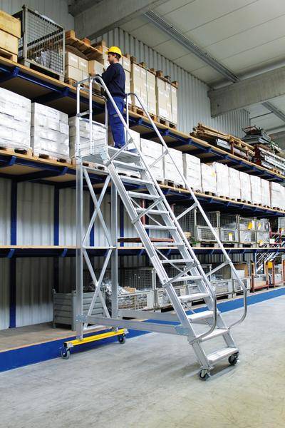 Plattformtreppe 60° fahrbar Stufenbreite 600 mm 12 Stufen