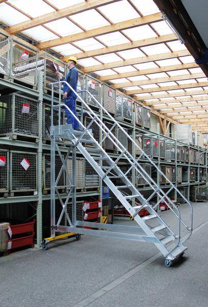 Plattformtreppe 45° fahrbar Stufenbreite 800 mm 9 Stufen Aluminium geriffelt
