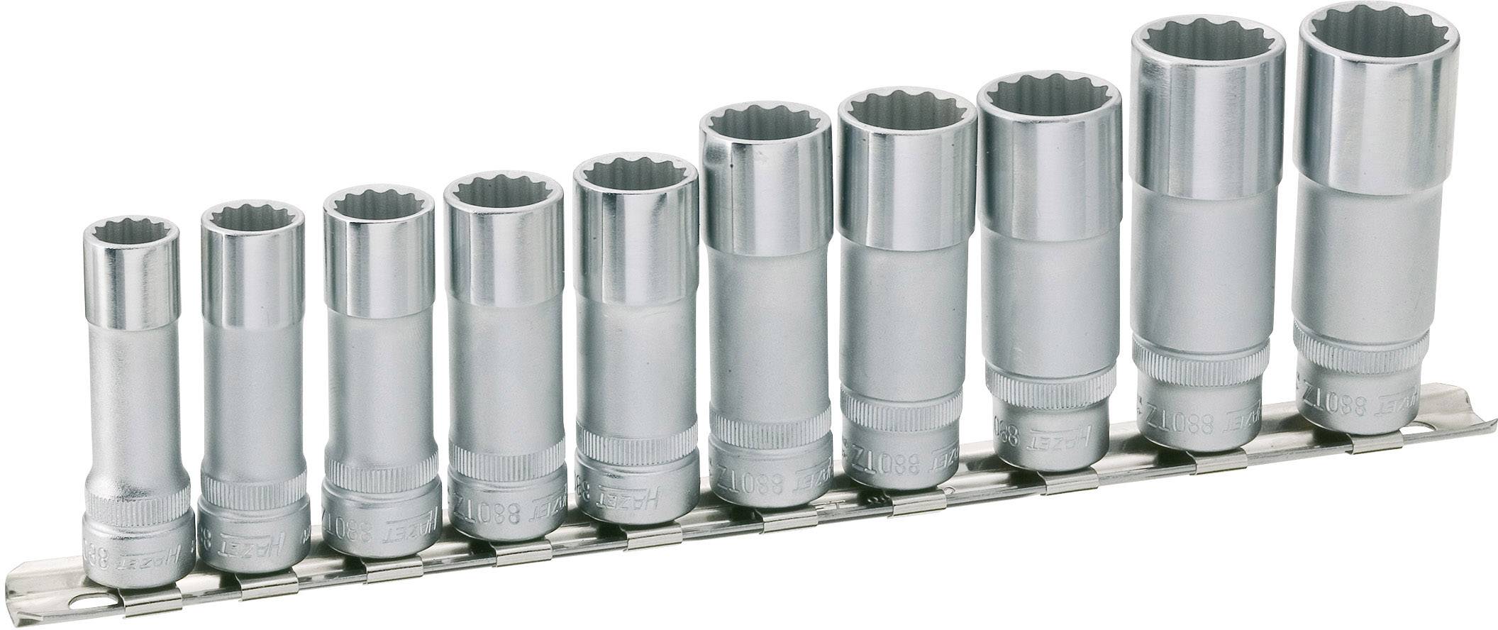 Ein Satz Steckschlüssel in verschiedenen Größen von klein nach groß, aufgereiht auf einer Halterung, verwendet für mechanische Arbeiten.