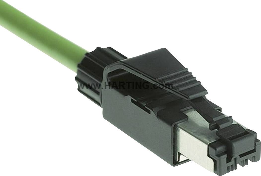 Ein grünes Netzwerkkabel mit einem schwarzen RJ45-Stecker, der teilweise eine Metallabschirmung aufweist, liegt auf einer glatten Oberfläche.