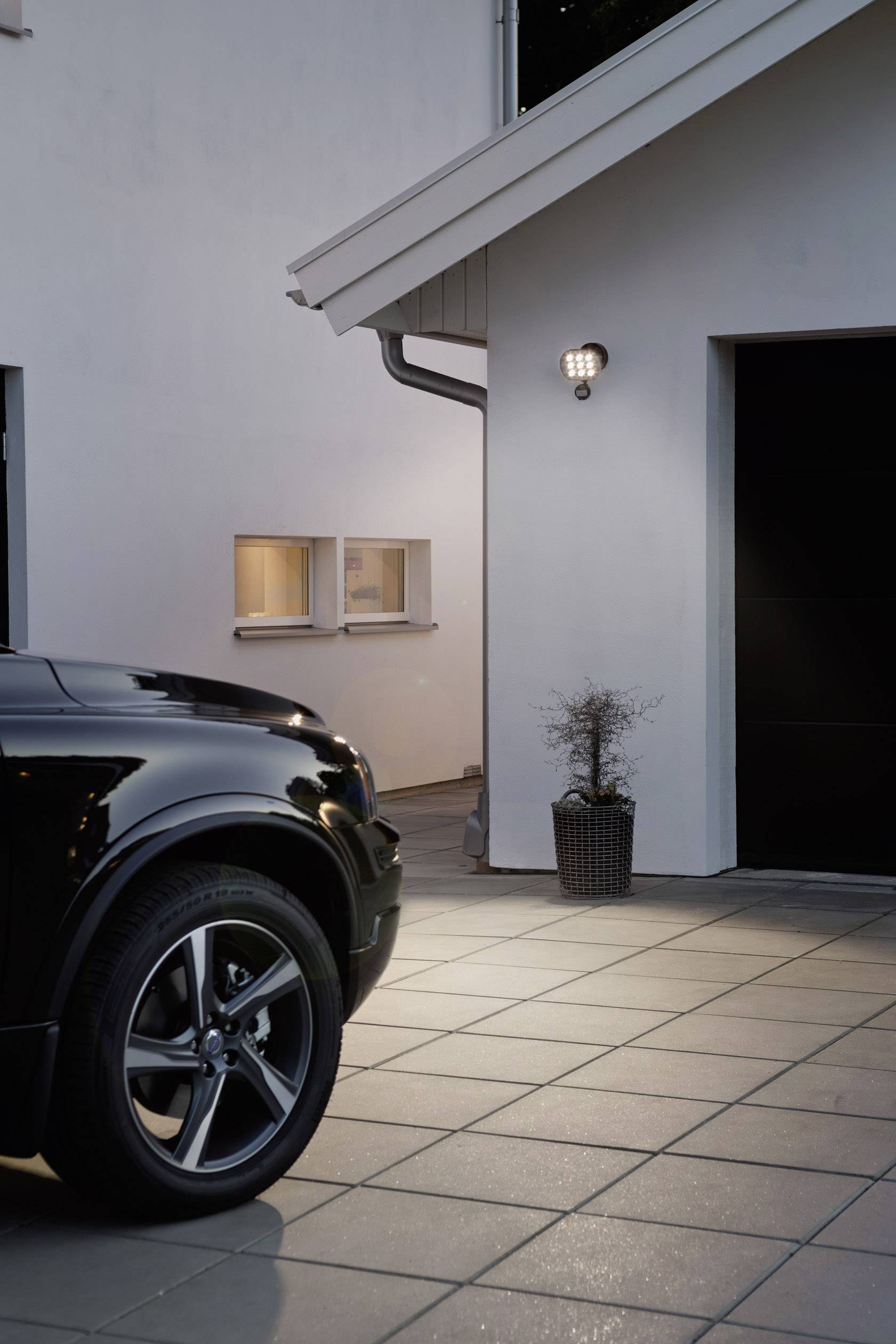 Konstsmide 7692-000 LED-Außenstrahler mit Bewegungsmelder 9W Leuchtfarben: Warmweiß